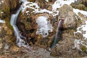 scultura fontana di pietra in inverno in italia foto