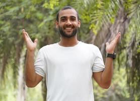 un uomo con i capelli piccoli che mostra la sua mano felice foto