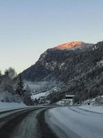 guida all'alba attraverso montagne e foreste in norvegia. foto