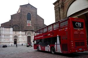 bologna, italia, 2021, autobus urbano rosso. nuovo servizio di bus turistico fornito da moderni bus scoperti. bologna, italia.