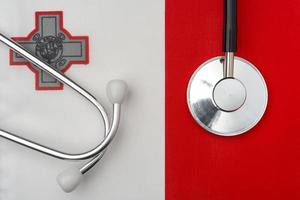 bandiera di malta e stetoscopio. il concetto di medicina. foto