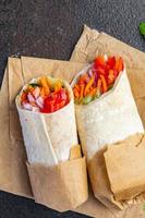 vegetariano shawarma doner kebab burrito ripieno di verdure foto