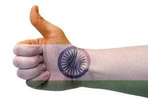 il concetto di india: la mano dà un pollice in alto con la bandiera dell'india. foto