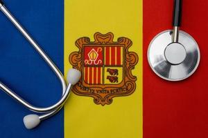 bandiera andorra e stetoscopio. il concetto di medicina. foto