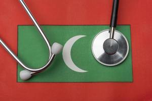 sulla bandiera delle maldive c'è uno stetoscopio. foto