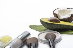 prodotti naturali per la cura della pelle a base di erbe, ingredienti di prima qualità, cocco, avocado, spazzole per il trucco di fondo isolate per il viso. foto