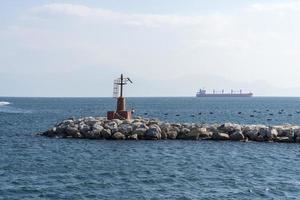 petroliera all'orizzonte nel mare vicino alla città di napoli. foto