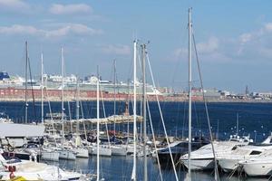 marina a napoli con barche sullo sfondo del transatlantico. foto