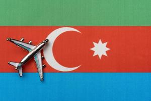 l'aereo sopra la bandiera dell'azerbaigian, il concetto di viaggio. foto