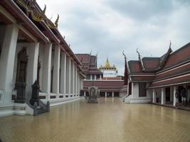 wat saket ratcha wora maha wihan bangkok thailandia28 novembre 2018rama is grandson king rama iii 17871851 ha deciso di costruire un chedi di enormi dimensioni all'interno di wat saket phu khao golden mountain foto