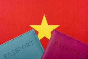 sullo sfondo della bandiera del vietnam ci sono i passaporti. foto