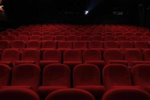 sala cinematografica vuota con sedili rossi. cinema. foto
