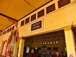 ayutthaya thailandia28 febbraio 2019 stazione ferroviaria di ayutthaya stazione ferroviaria di phra nakhon si ayutthaya l'edificio è stato ricostruito durante il regno di re rama v nel 1921. foto