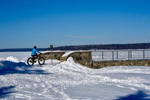 inverno a manitoba - andare in bicicletta sulla neve foto