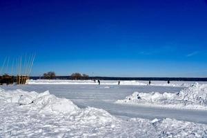 inverno a manitoba - pattinaggio su un lago ghiacciato foto