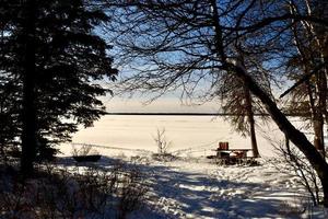 inverno a manitoba - un campeggio invernale ai margini di un lago ghiacciato foto