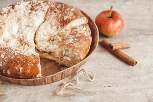 torta di mele fatta in casa a fette su struttura di sfondo in legno vintage foto