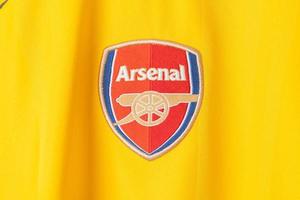 bangkok, Tailandia - 18 gennaio 2022 - logo dell'arsenale sulla maglia da trasferta della maglia dell'Arsenal stagione 2005-2006 foto