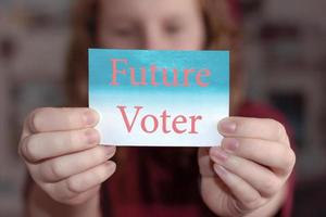 futuro elettore segno nelle mani della giovane donna. votare o fare una scelta concetto. foto