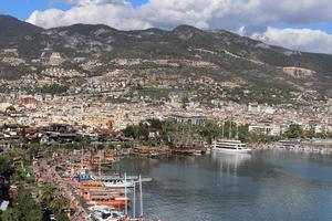 molte navi e barche nella città portuale. alanya bedesten baia marina. foto