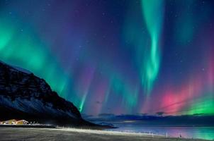 aurora boreale colorata in Islanda foto