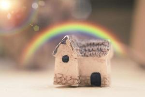 arcobaleno su una casa, buone prospettive ottimistiche per il futuro del settore immobiliare