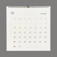 pagina del calendario di ottobre 2022 su sfondo bianco. sfondo del calendario per promemoria, pianificazione aziendale, appuntamento e evento.