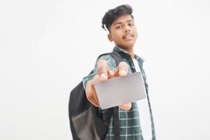 giovane indiano che mostra carta di debito o di credito su sfondo bianco. foto