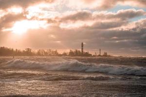 onde del temporale che si infrangono sulla spiaggia foto