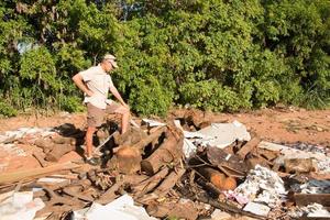 ambientalista che ispeziona spazzatura e altri detriti scaricati illegalmente nei confini della città di brasilia, brasile foto