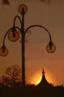 lampione sagomato con lampadine di vetro all'alba foto