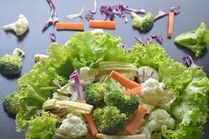 le verdure miste hanno carote, broccoli, cavolfiori, cavoli viola, lattuga - concetto di cibo pulito foto