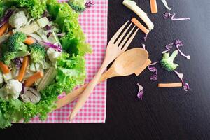 le verdure miste hanno carote, broccoli, cavolfiori, cavoli viola, lattuga - concetto di cibo pulito foto