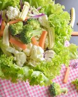 le verdure miste hanno carote, broccoli, cavolfiori, cavoli viola, lattuga - concetto di cibo pulito foto