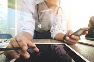 mano del medico di medicina che lavora con l'interfaccia moderna del computer e il computer tablet digitale come concetto di rete medica foto