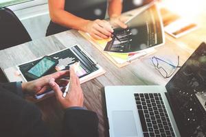 uomo d'affari che fa la presentazione con i suoi colleghi e la strategia aziendale effetto strato digitale in ufficio come concetto foto