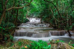 bella cascata e luogo di riposo della foresta verde e tempo di relax foto