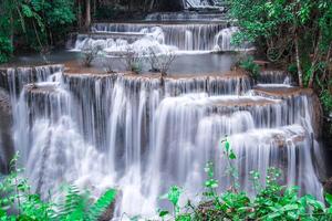 bella cascata e luogo di riposo della foresta verde e tempo di relax foto