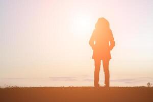 silhouette di solitudine donna in piedi da solo foto