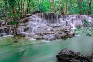 bella cascata e foresta verde luogo di riposo e relax tim foto