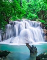 bella cascata e luogo di riposo della foresta verde e tempo di relax foto
