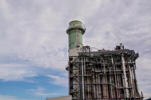 vista di condotte e torri, industria pesante. foto