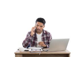 uomo d'affari che parla al telefono mentre lavora con il computer portatile in ufficio isolato su priorità bassa bianca. foto