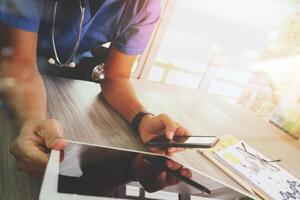 mano del medico di medicina che lavora con la moderna interfaccia del computer tablet digitale come concetto di rete medica foto