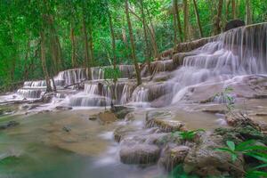 bella cascata e foresta verde luogo di riposo e relax tim foto