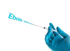 mano in un guanto blu che tiene la siringa con il testo del vaccino contro l'ebola isolato su bianco foto