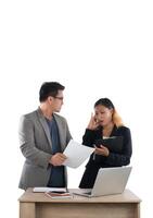 giovane donna d'affari in piedi con il suo capo conversazione sul business in ufficio isolato su sfondo bianco. foto