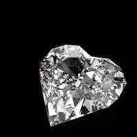 a forma di cuore di diamante su superficie nera foto