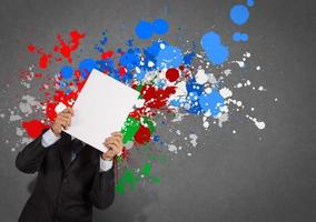 uomo d'affari con libro bianco e scelta di colori splash foto