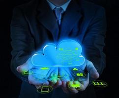 uomo d'affari che lavora con un diagramma di cloud computing sulla nuova interfaccia del computer foto